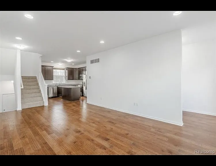 4585 Bradley Cir — Photo 3