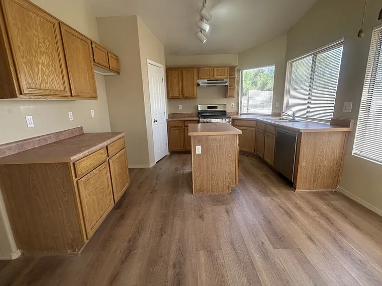 339 N Ocean Dr — Photo 11