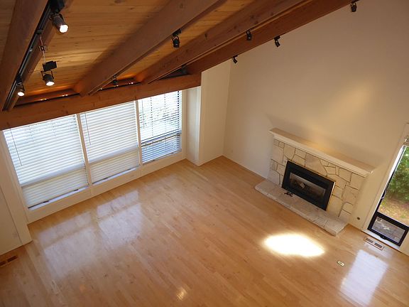 3rd image of 51 Meadowood Dr