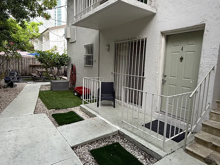 425 NE 32nd St #4 — Photo 10