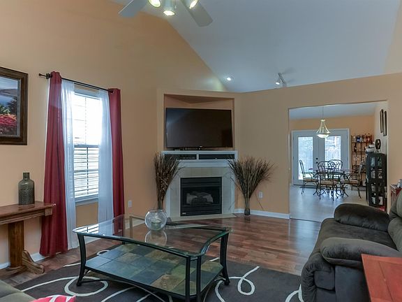 3rd image of 124 Leatherwood Ln