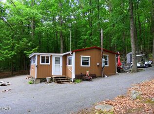 995 Well Dr, Tafton, PA 18464