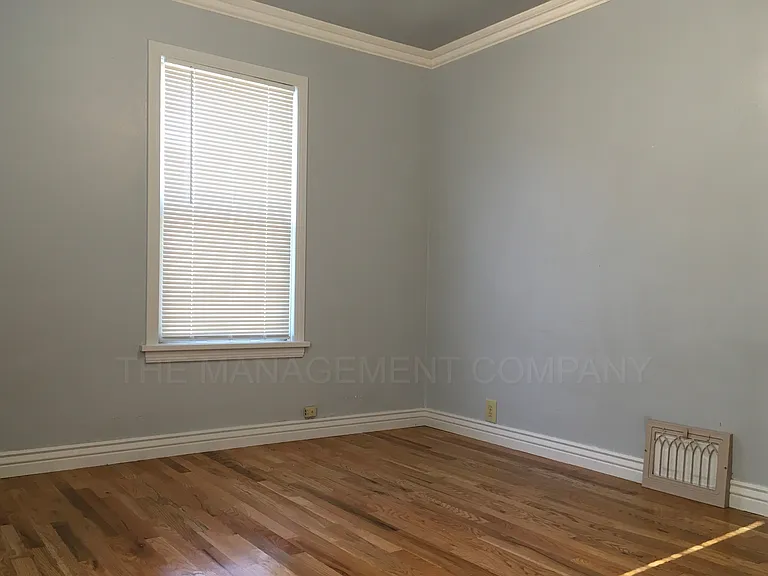 576 Addison Ave W — Photo 20
