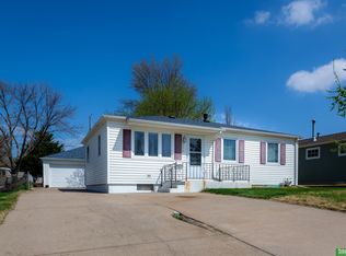 6070 Hillsdale Ave, Omaha, NE 68117