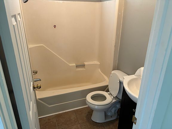 2nd image of 122 Ivydale Rd #A