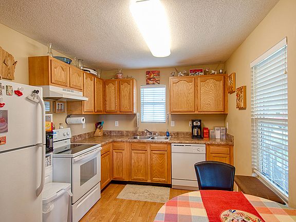 3rd image of 2637 Summitt Ave