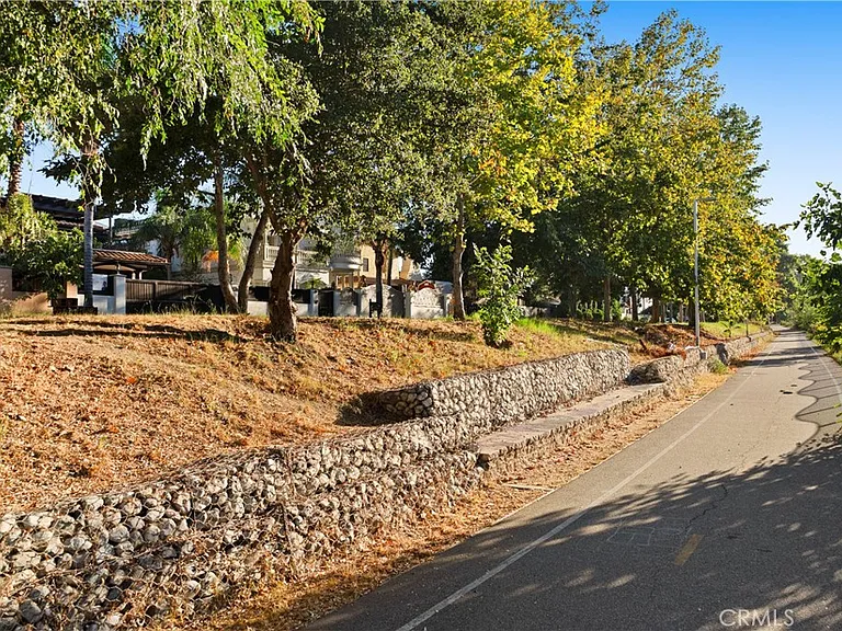 15014 Valleyheart Dr — Photo 45