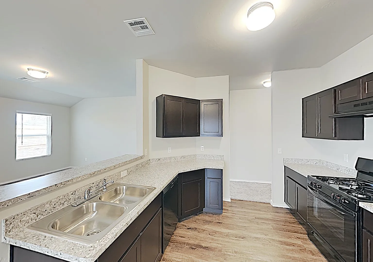 Very Nice 3 Bedroom 2 Bath Home in Mustang Schools — Photo 4