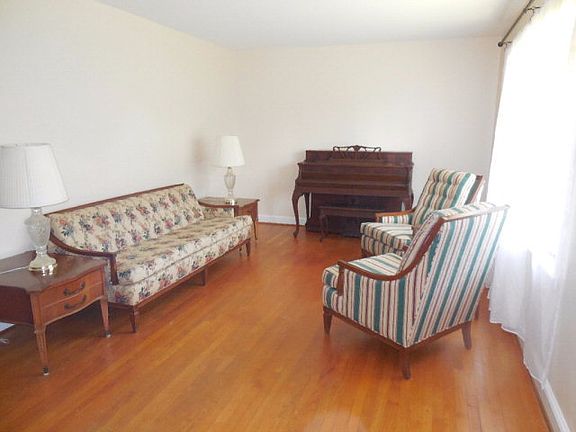 3rd image of 1174 Laurel Ln