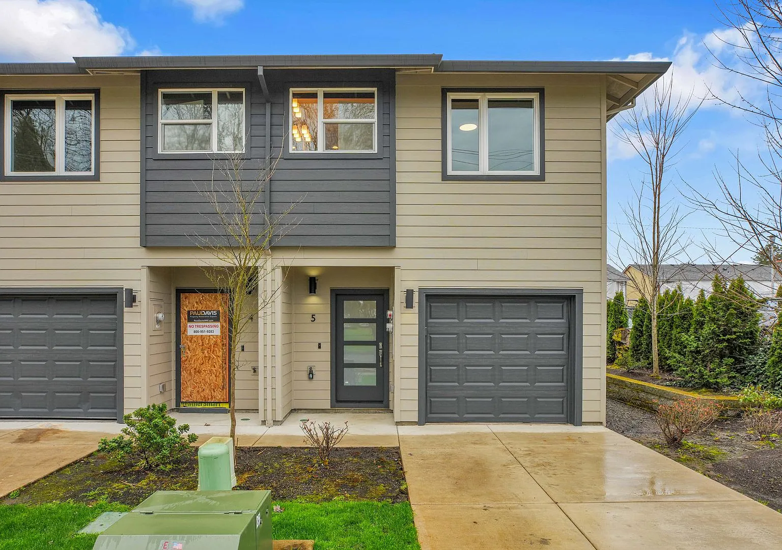 Stylish 3 Bedroom End-Unit Townhouse with Gas Kitchen, Center Island & Open Floor Plan — Photo 2
