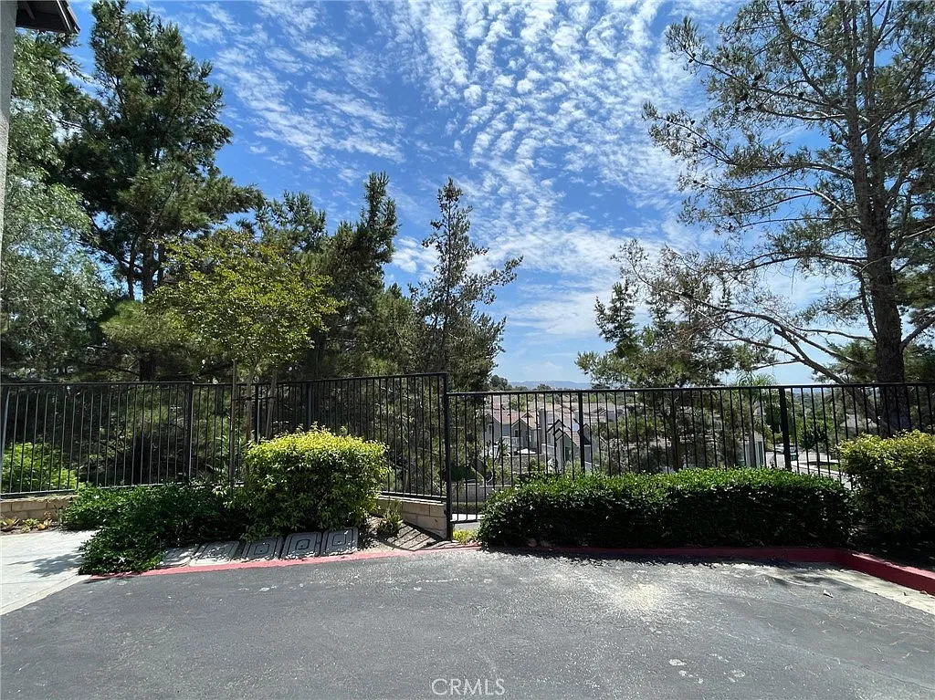 2 bed, 1.5 bath, 1089 sqft, $3,400 — Photo 3