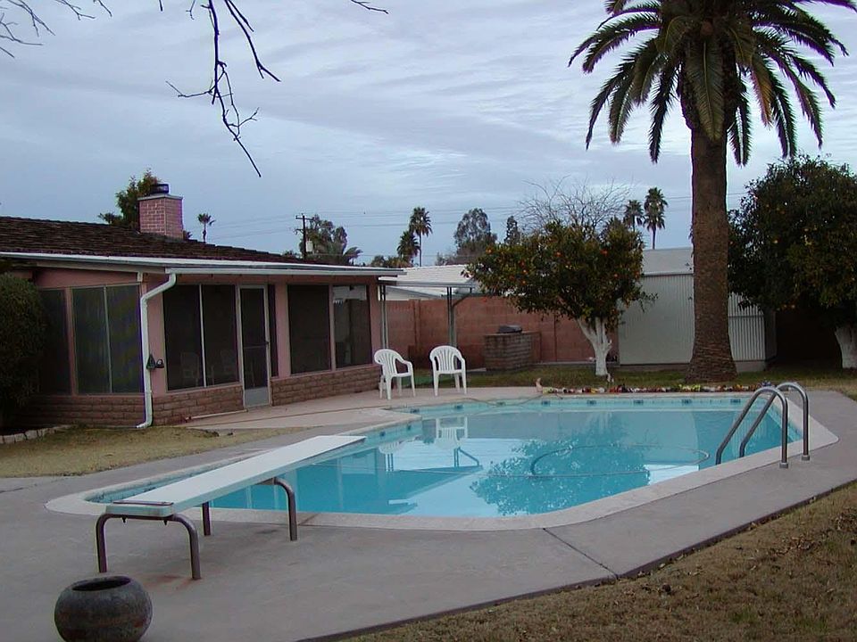 2nd image of 825 W 10th Pl