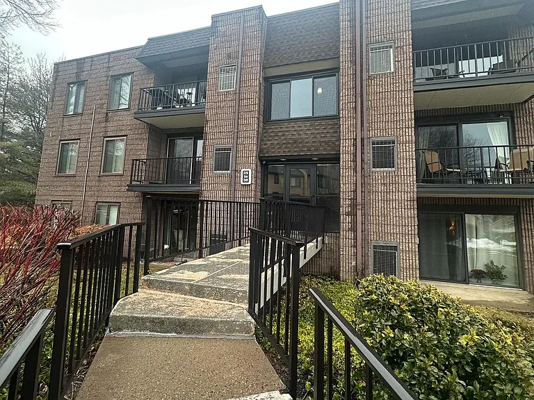 27 Oakridge Dr #2 — Photo 1