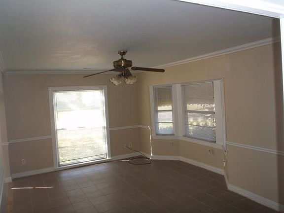 4th image of 406 W Ave E