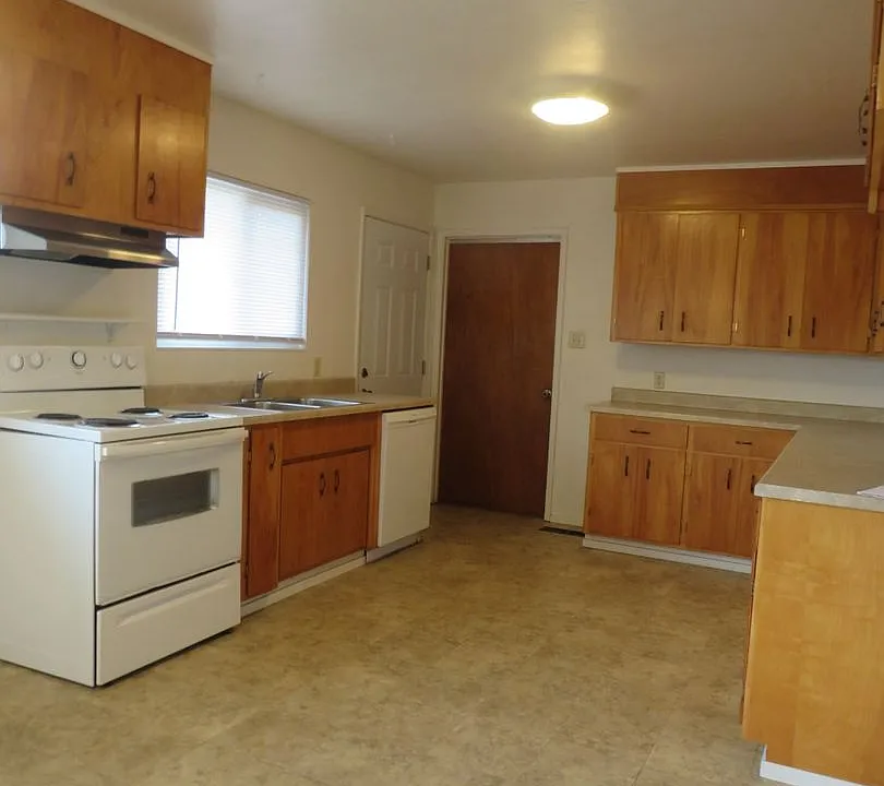 644 S Shasta St