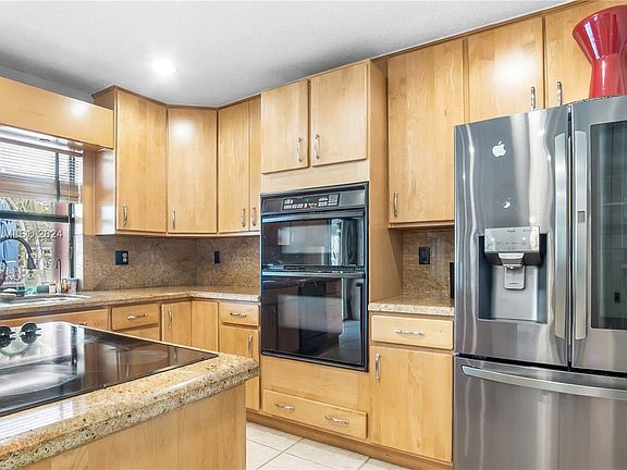3rd image of 845 W Plantation Cir