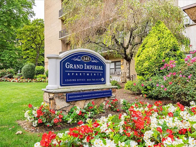 Grand Imperial Apartments — Photo 13