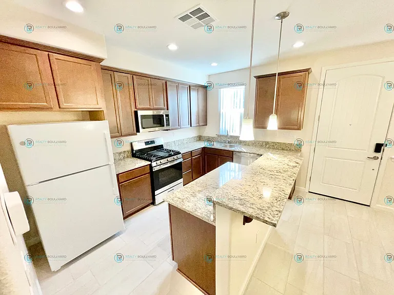 925 W End St — Photo 2