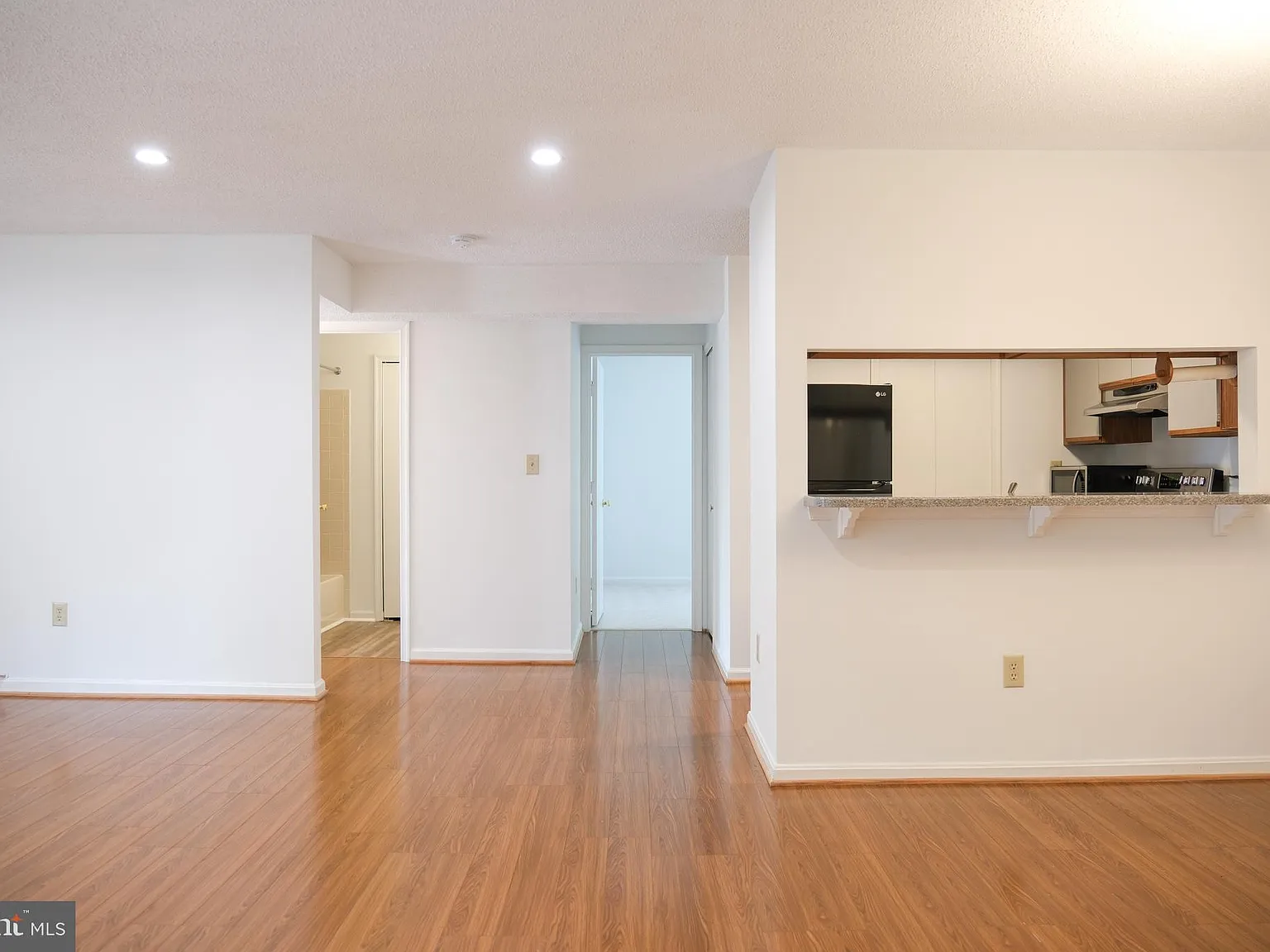 2 bed, 2.0 bath, 951 sqft, $2,300 — Photo 1