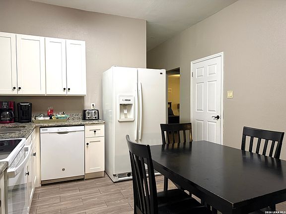 4th image of 647 CYPRESSGREEN DR