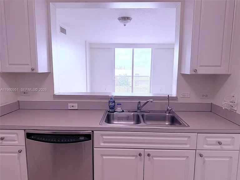 900 SW 8th St #604 — Photo 15