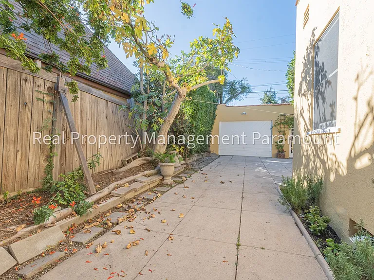 1929 N Berendo St — Photo 37
