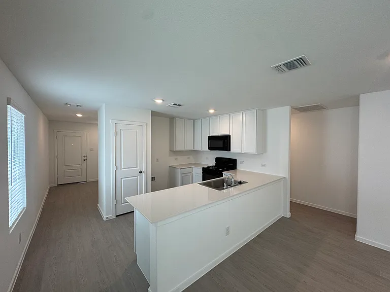 1409 Erie Dr — Photo 3