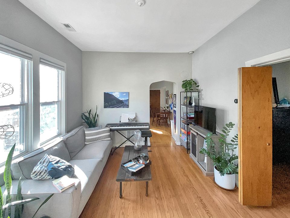 1st image of 2137 N Maplewood Ave Unit 2R