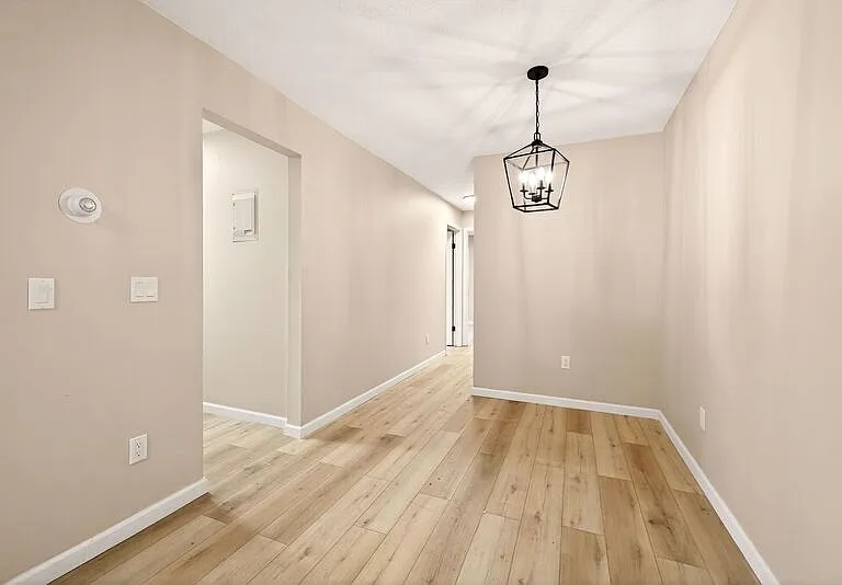 Holcomb Village Apartments — Photo 10