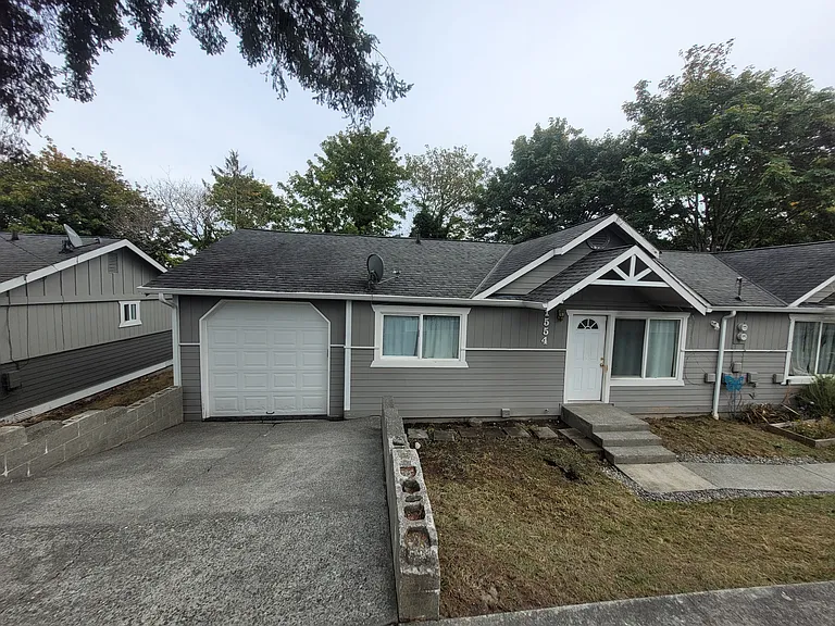 1554 Houston Ave — Photo 1