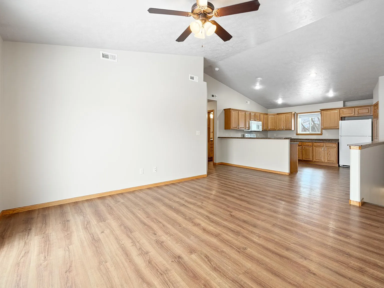 3 bed, 1230 sqft, $1,599 — Photo 2