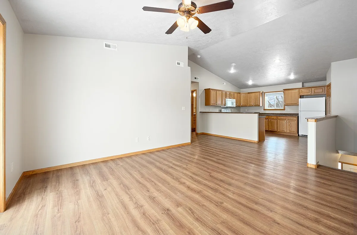 Building Photo - 305 E 5th St #UPPER