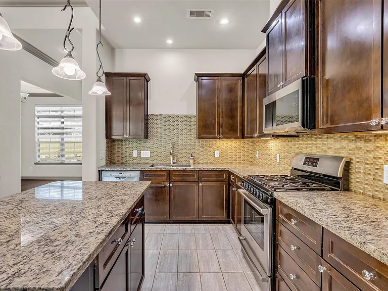 1535 Woodbend Park W — Photo 20