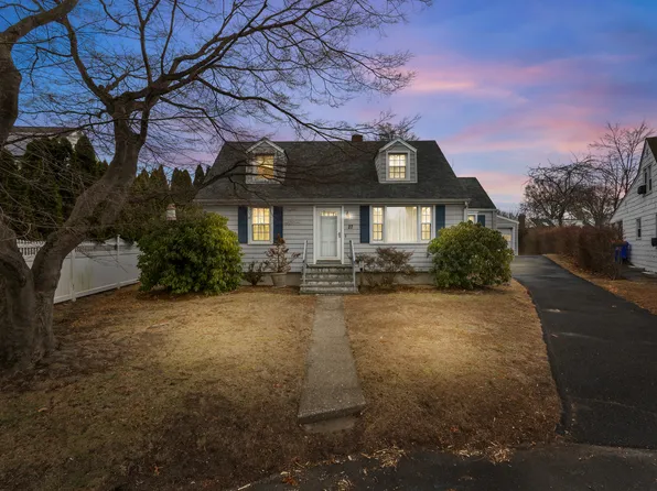 27 Reef Ct, Fairfield, CT 06824