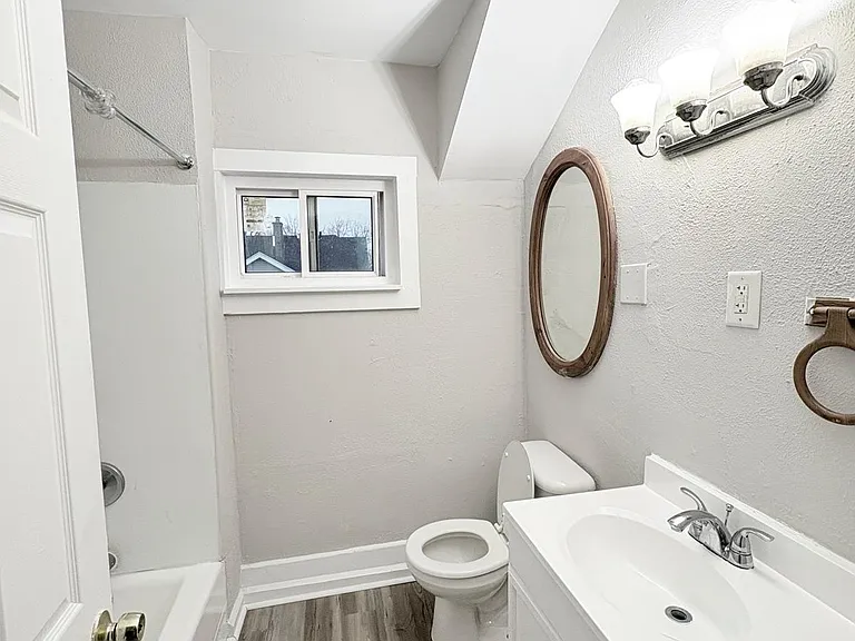 557 Austin St — Photo 23