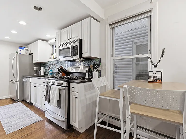 245 W 5th St #4 — Photo 7