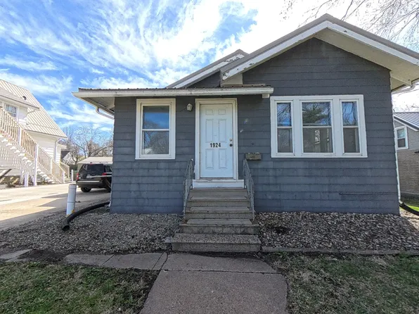 1924 Olive St, Cedar Falls, IA 50613