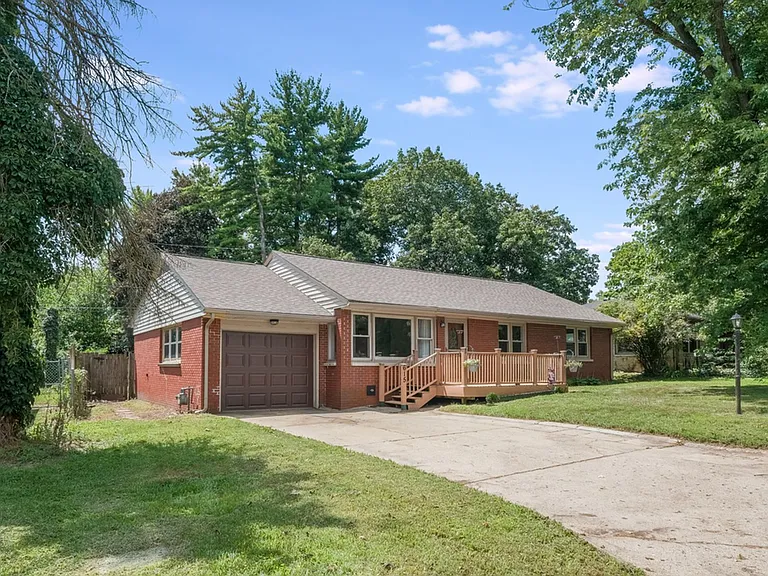 615 Breen Dr — Photo 2