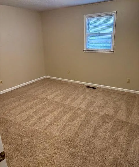 1090 N Guignard Dr — Photo 4