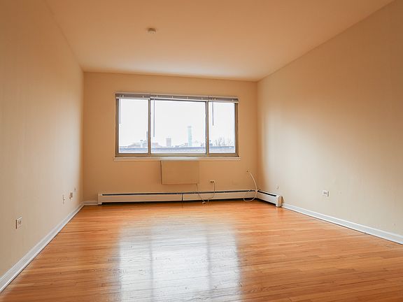 5th image of 1054 W Catalpa Ave #309