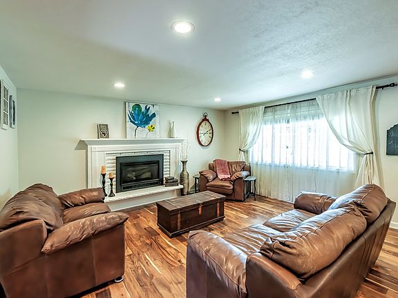 5th image of 934 Blue Mountain Dr