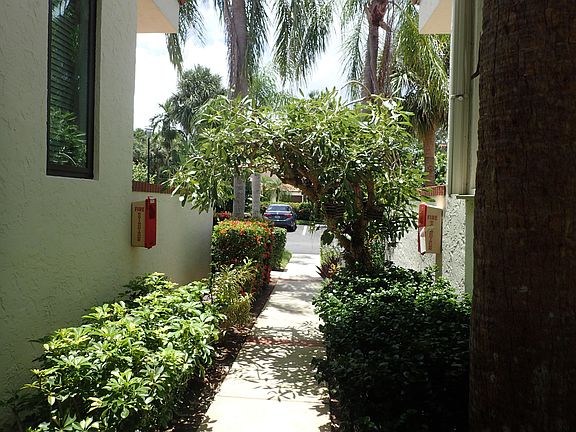 5th image of 301 Sea Oats Dr APT B