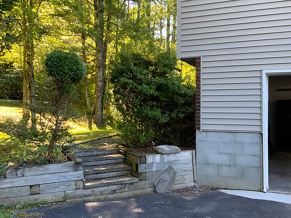 5th image of 9 Mountain Valley Rd