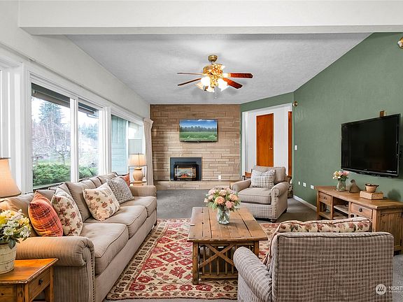 3rd image of 1011 Lake Terrace Drive SW