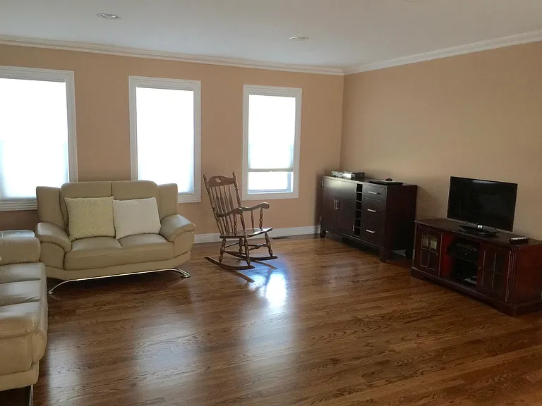 11 Charlotte Pl — Photo 10