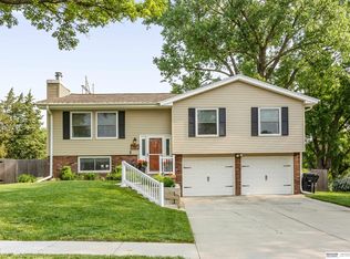 608 Shannon Rd, Papillion, NE 68046