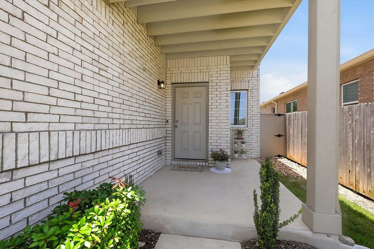 3 bed, 2.5 bath, 2114 sqft, $2,450 — Photo 2
