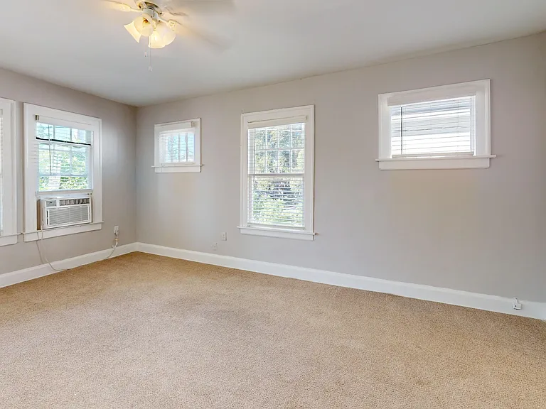 Venetian - Living Space