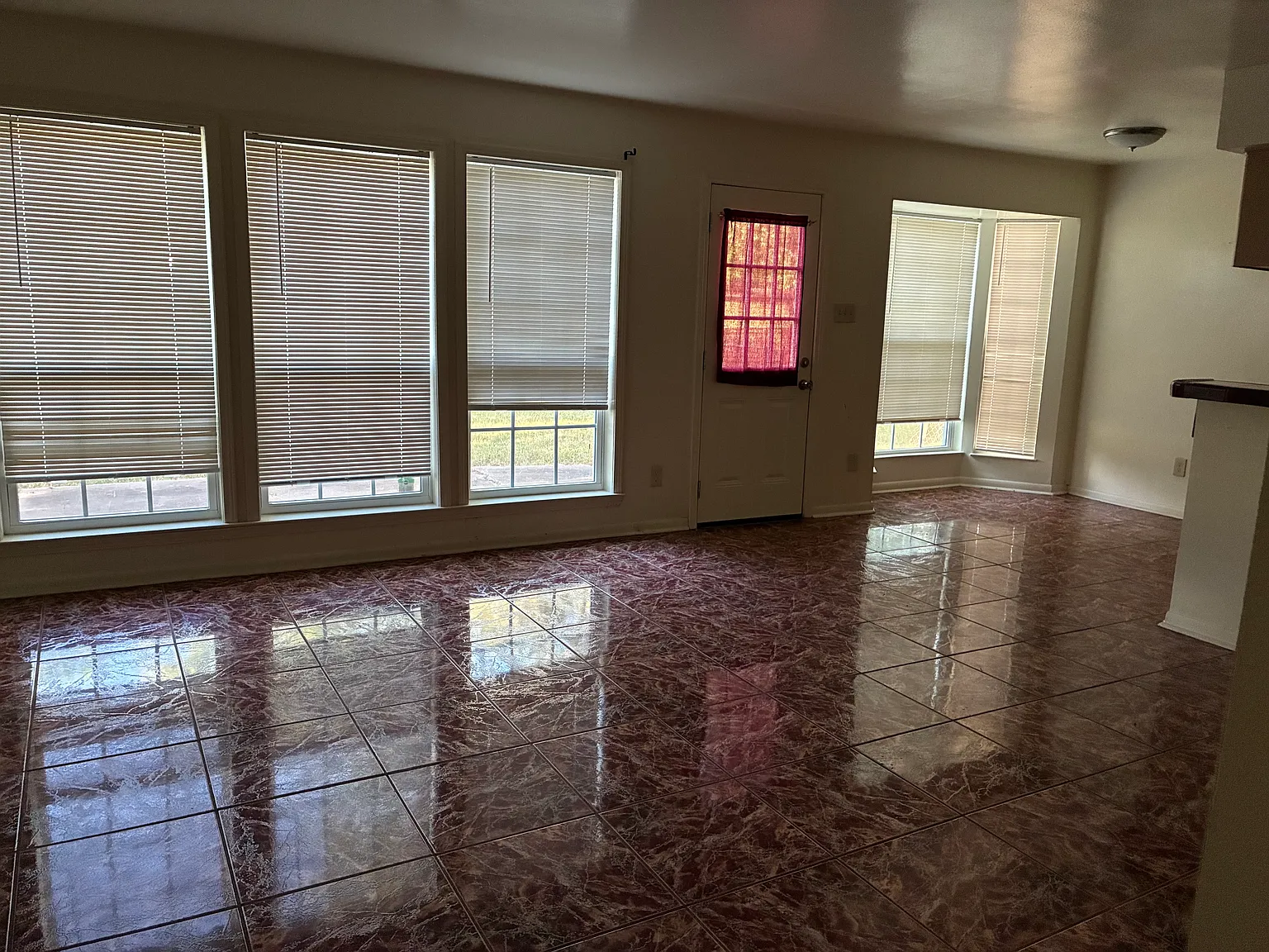 4 bed, 2200 sqft, $1,800 — Photo 3