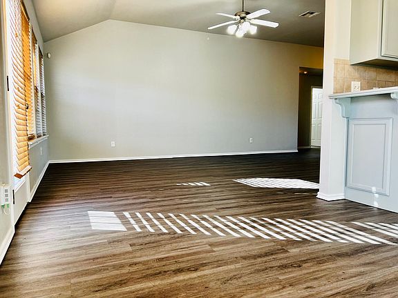 3rd image of 1833 Creekside Dr